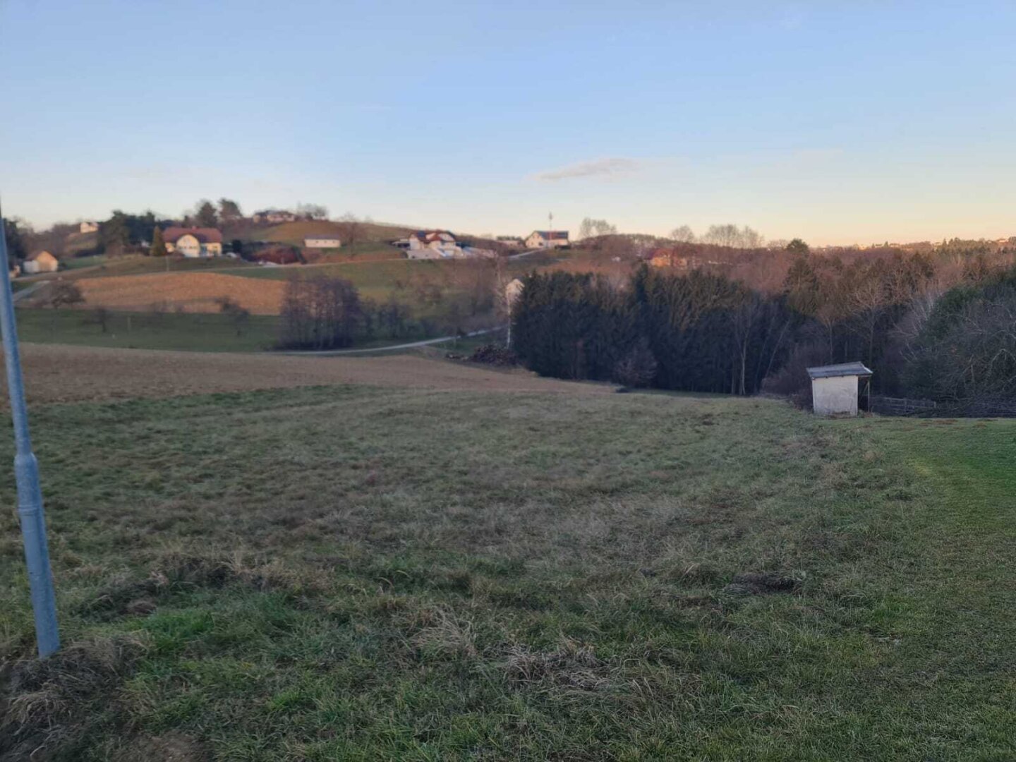 Sonniges Grundstück mit Wiese und Wald in Ruhelage in der Thermenregion!